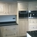 Cuisine équipée en chêne creusé