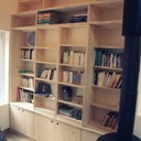 Bibliothèque murale pour masquer une TV