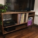 Meuble tourne disque et télévision coordonné avec une table de salon