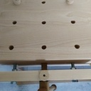 juste derrière la presse j'ai inséré un tourillon pour que la presse acompagne le mouvement de la vis en bois