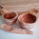 Sculpture d'une kuksa ou tasse finlandaise avec des outils manuels anciens.