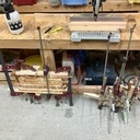 2 planches en bois debout