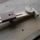 Système de fixation sur établi par came