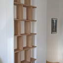 Bibliothèque latté chêne/strat blanc mat habillant un conduit de cheminée