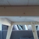 Traverses latérales vissées dans le plateau et traverse du fond pour le contreventement