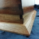 Coffret à queues d'arondes en noyer et chêne