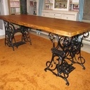 Table de salon epicea avec pieds de machines à coudre anciennes