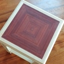 Tabouret avec assise plaquée