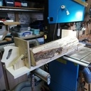 Sciage à la scie à ruban sécurisé par un berceau de sciage