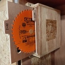 Rangement pour lames de scie circulaire.