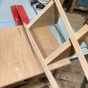 Gabarit pour couper d'un coup sur 2 axes : l'angle du pied ou du haut (plus fermé en bas qu'en haut) et la coupe parallèle bleu/rouge) en vis-à-vis sur chaque baguette