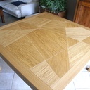 Une table carrée extensible toute en bois