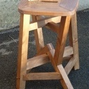 Un tabouret  dont 2 pieds sur chevêtres