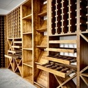 Cave à vin. Épicéa teinté.