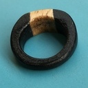 Une bague en bois