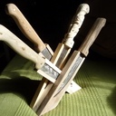 Support pour couteaux gravés