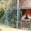 Un porte rosier en pin,......peint