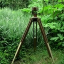 Trépied photographique et Leica en bois