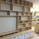 Bibliothèque murale avec banc TV intégré en frêne massif