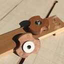 Un bouton en place et un autre vu de dessous