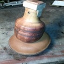 Les deux moitiés tournent l'une dans l'autre, et celle d'en l'air a l'étau qui fixe le taquet avec la cire à cacheter, pour y coller à chaud les médailles etc à graver au burin