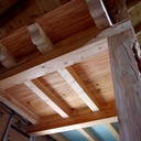 Poteaux d'angles et cloisons en vieux mélèze