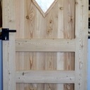 Porte de service en mélèz et ca petite vitre en losange.