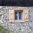 Entourage de fenêtre avec volet pour un mayen