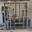 Bibliothèque en attente de son fond avec caissons en arrière plan