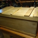 Une caisse à queues d'arronde ... pour mettre des outils.