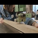 Ebeniste apprenti dans l'atelier de l'école Boulle
