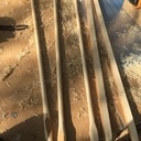 Tourillons, chevilles et manche à outil.