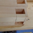 Table en bois de récupération, plateau en palettes et base en pin récupérer sur une tête de lit