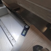 Mise en place d'un panneau guide pour les contre-coupes des petits triangles.