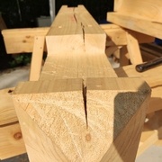 Le bois fend à coeur, En voici un parfait exemple. J'aurais peut-être dû sélectionner une autre pièce de bois pour réaliser ce poinçon mais ça fait son charme !