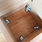 Habitant dans une maison ancienne, le sol n'est vraiment pas droit. J'ai donc mis des pieds réglables.