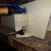 Gros plan sur un porte-fusée, articulé depuis une jambe de force supérieure, et roulant sur le berceau