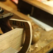 clé de tonnelier (gabarit) utilisé pour gerer l'angle des chants et la différence de largeur des douelles. sa fabrication est assez simple et adaptée a chaque dimension de tonneau