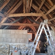 Ferme à double entrait dont l'entrait inférieur, posé sur un mur de refend a été coupé et retroussé il y a 30 ans environ.