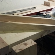 je fais deux cales avec le même angle de coupe que le pieds de la presse