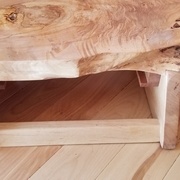 vue arrière, montrant la baguette qui ferme l'arrière et les rails du tiroir.