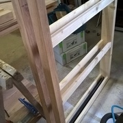 traverses en sapin collées avec des dominos au poteau intérieur de la cloison et des habillages chêne