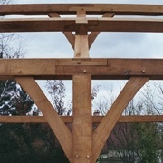 fig 4 Panne sablière sur poteau et liens de contreventements http://comtoischarpentes.fr/