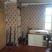 des caissons de cuisines recyclés (dans le placard et sous la table)