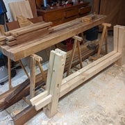 Les grandes traverses dans les pieds des tréteaux, pour voir