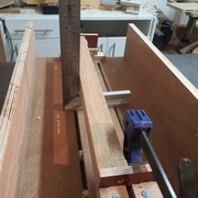 La première pièce est placée d'équerre pour pouvoir régler la hauteur de fraise