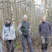 Simon, Juliette, Pierre et Édouard observent la manœuvre.