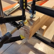 J'ai mis plus de serre-joints pour recoller ce petit bout là en même temps que le reste.