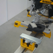 Exemple de mauvais positionnement du support DeWALT DE7024 sur le piétement de la scie à onglet.