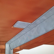 Petit renfort anti flexion/arrachement des vis qui relient le pied au bois. Le renfort se loge dans un fraisage légèrement plus profond que son épaisseur pour maintenir une contrainte après serrage.